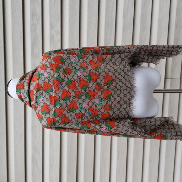 GUCCI LARGE LIGHTWEIGHT MONOGRAM GG STRAWBERRY SCARF SHAWL - Picture 6 of 10